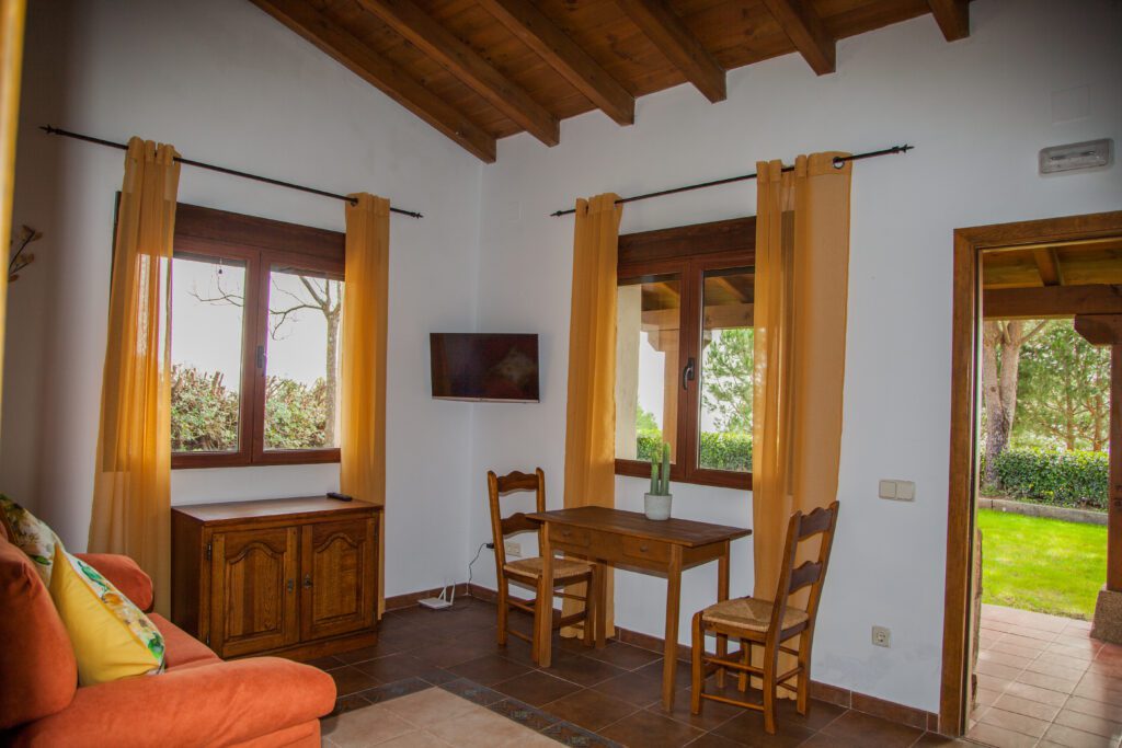Interior (salon) de casita Oropendola, La Sayuela
